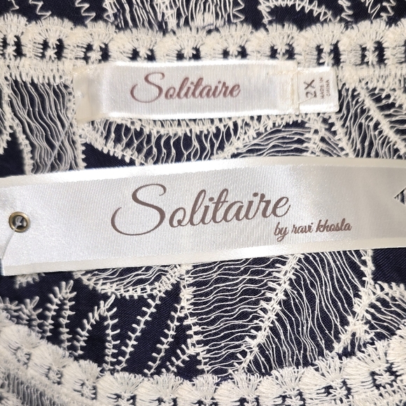 Solitaire Elegant Blue and White Embroidered Leaf Pattern Top Plus Size 2X New - Picture 6 of 6